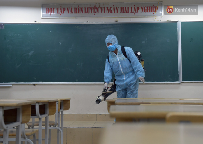 Cận cảnh quá trình phun sát khuẩn phòng thi, điểm thi THPT Quốc gia 2020 tại Hà Nội-4