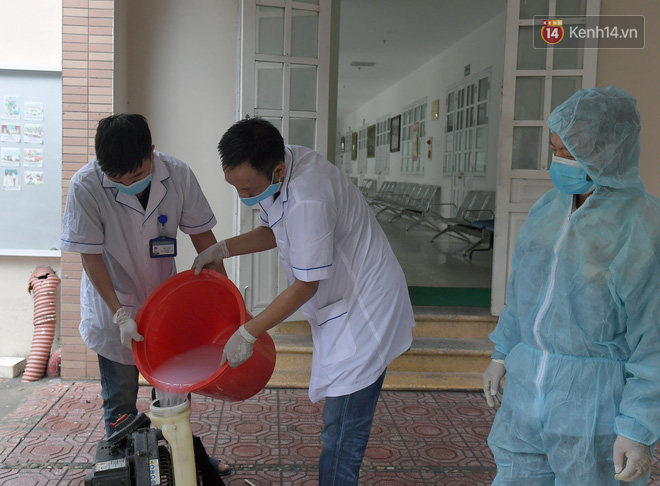 Cận cảnh quá trình phun sát khuẩn phòng thi, điểm thi THPT Quốc gia 2020 tại Hà Nội-5