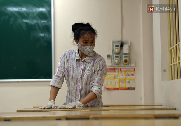 Cận cảnh quá trình phun sát khuẩn phòng thi, điểm thi THPT Quốc gia 2020 tại Hà Nội-9