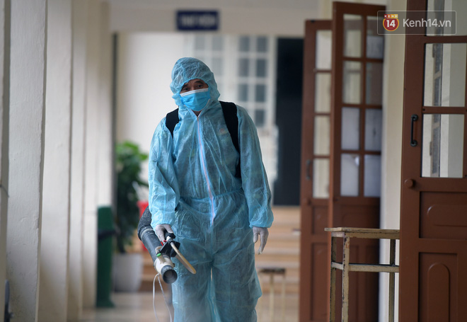 Cận cảnh quá trình phun sát khuẩn phòng thi, điểm thi THPT Quốc gia 2020 tại Hà Nội-3