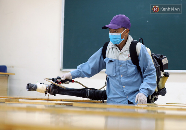 Cận cảnh quá trình phun sát khuẩn phòng thi, điểm thi THPT Quốc gia 2020 tại Hà Nội-12