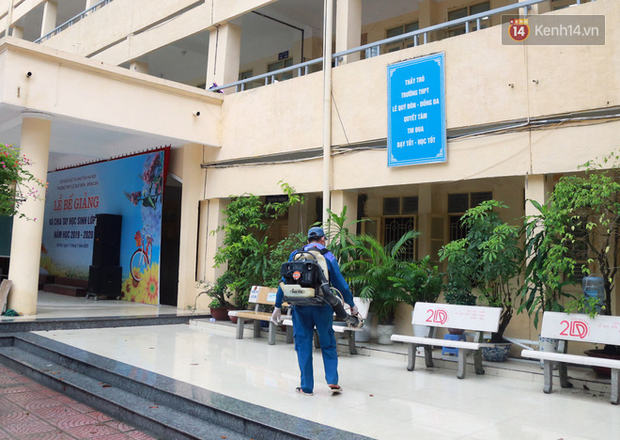 Cận cảnh quá trình phun sát khuẩn phòng thi, điểm thi THPT Quốc gia 2020 tại Hà Nội-13