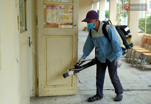 Cận cảnh quá trình phun sát khuẩn phòng thi, điểm thi THPT Quốc gia 2020 tại Hà Nội-14
