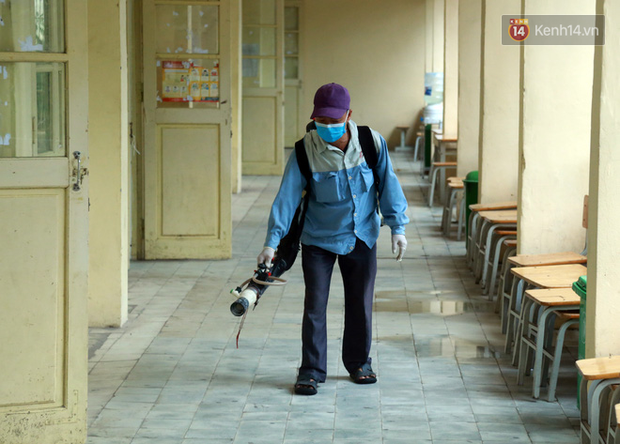 Cận cảnh quá trình phun sát khuẩn phòng thi, điểm thi THPT Quốc gia 2020 tại Hà Nội-15