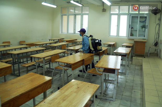 Cận cảnh quá trình phun sát khuẩn phòng thi, điểm thi THPT Quốc gia 2020 tại Hà Nội-16