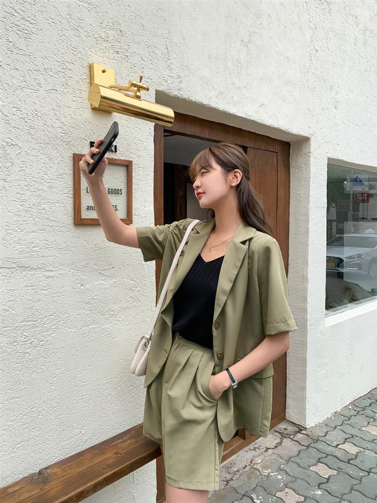 Cuối hè, chị em mau sắm ngay blazer cộc tay không thì thiệt mất bao set đồ thanh lịch sang xịn level max-1