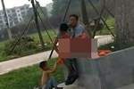 Hình ảnh gây sốc ở công viên Thủ Lệ: Cặp đôi thản nhiên làm hành động nhạy cảm, mặc cho có trẻ nhỏ ngồi chơi ngay bên cạnh-3