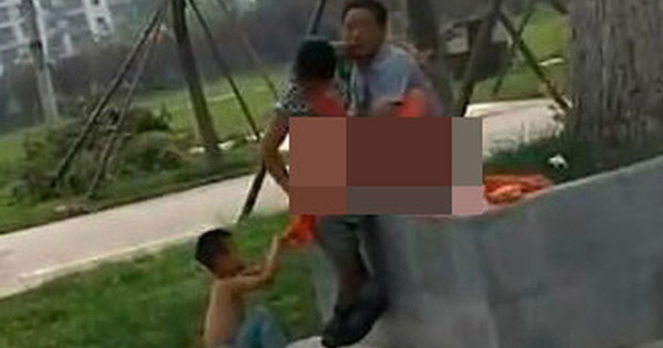 Clip phản cảm: Bà mẹ và người tình vô tư làm hành động nhạy cảm trước mặt con