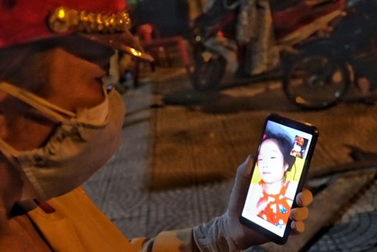 'Chống xong dịch, mẹ về chở con đi mua đồ chơi nghe'