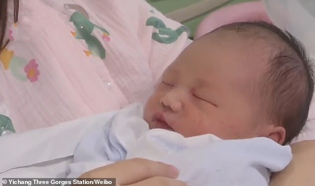 Vừa chào đời, bé trai khiến tất cả bác sĩ tập trung lại để đếm số vòng dây rốn quấn cổ-2