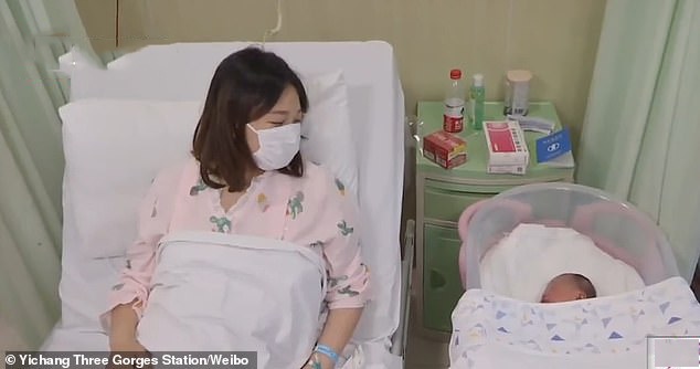 Vừa chào đời, bé trai khiến tất cả bác sĩ tập trung lại để đếm số vòng dây rốn quấn cổ-3