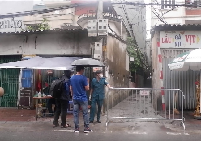 Ảnh, clip: Hà Nội phong tỏa khu dân cư nơi nhân viên xí nghiệp xe buýt mắc COVID-19 sinh sống-2