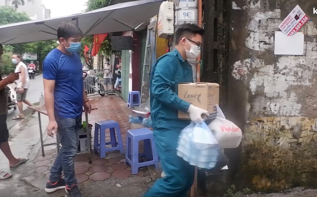 Ảnh, clip: Hà Nội phong tỏa khu dân cư nơi nhân viên xí nghiệp xe buýt mắc COVID-19 sinh sống-4