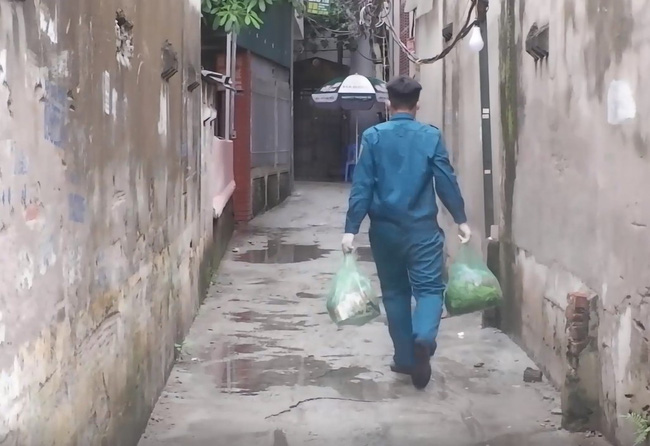 Ảnh, clip: Hà Nội phong tỏa khu dân cư nơi nhân viên xí nghiệp xe buýt mắc COVID-19 sinh sống-5