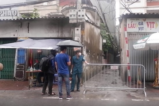 Ảnh, clip: Hà Nội phong tỏa khu dân cư nơi nhân viên xí nghiệp xe buýt mắc COVID-19 sinh sống