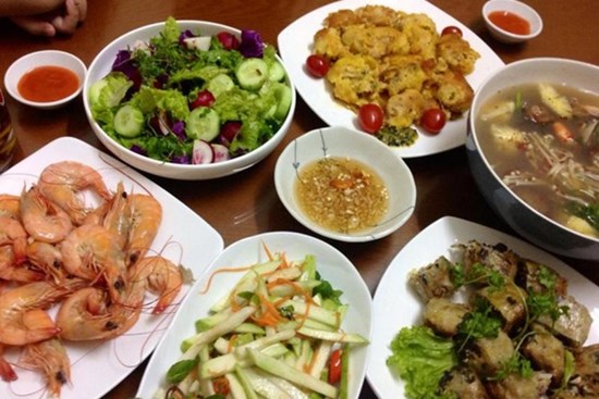 Thấy mâm cơm tươm tất, chồng 