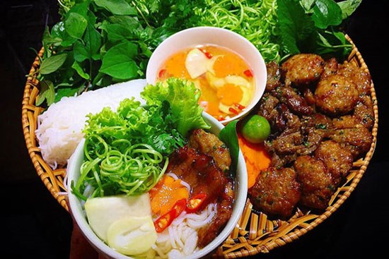 Ở Sài Gòn nhưng lại trót mê bún chả Hà Nội, vợ đảm vào bếp một thoáng đã có bữa ăn thơm ngon chuẩn vị
