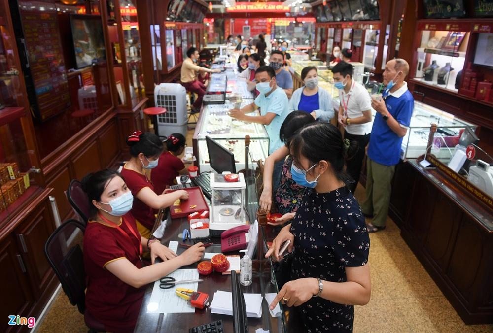Chen chân bán vàng ngày giá cao kỷ lục, vượt 62 triệu đồng/lượng-1
