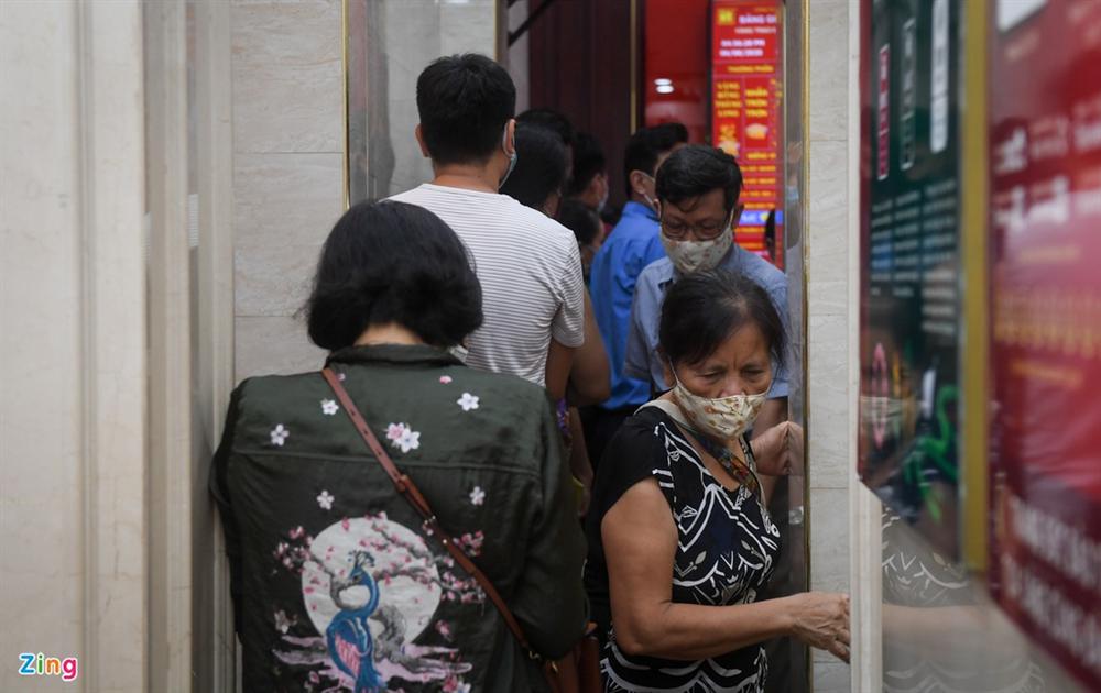 Chen chân bán vàng ngày giá cao kỷ lục, vượt 62 triệu đồng/lượng-3