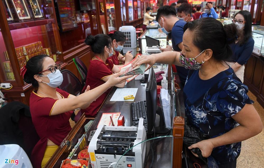 Chen chân bán vàng ngày giá cao kỷ lục, vượt 62 triệu đồng/lượng-4