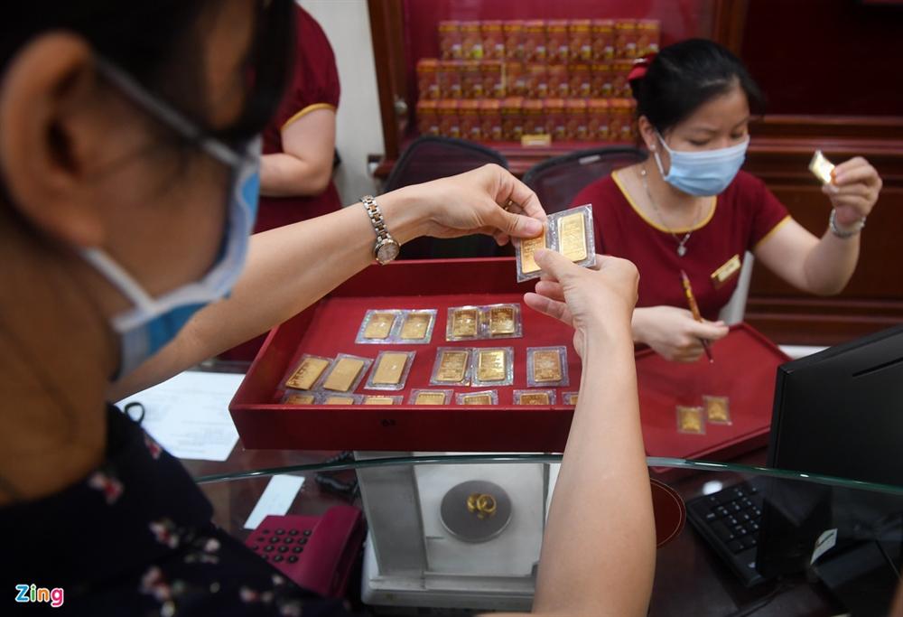 Chen chân bán vàng ngày giá cao kỷ lục, vượt 62 triệu đồng/lượng-7