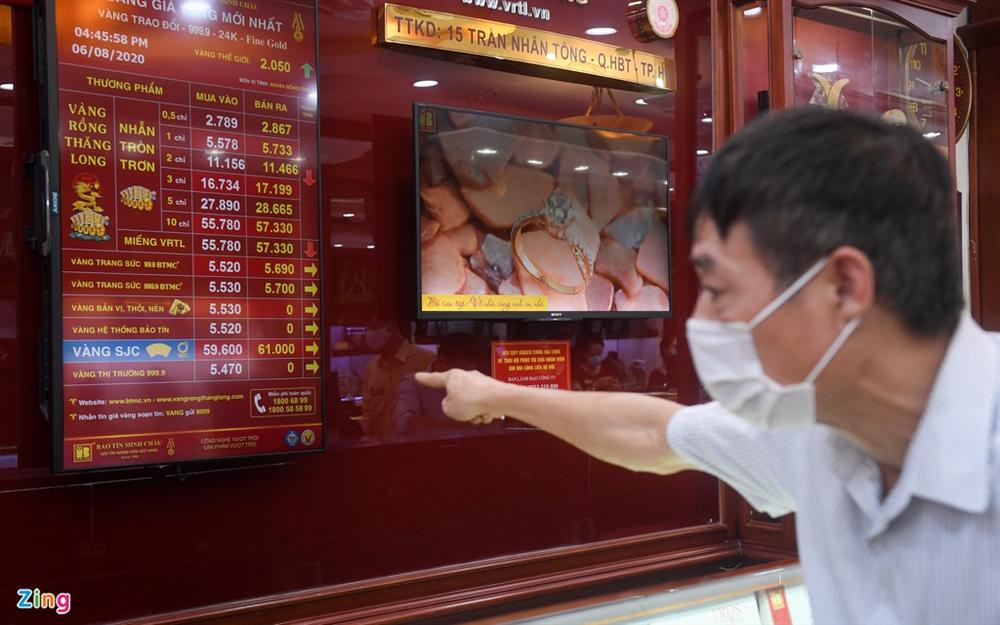 Chen chân bán vàng ngày giá cao kỷ lục, vượt 62 triệu đồng/lượng-9