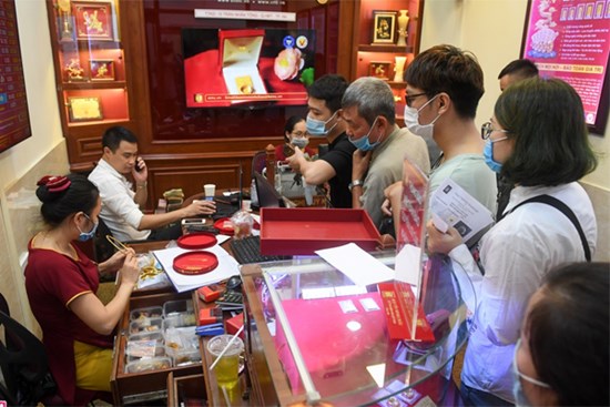 Chen chân bán vàng ngày giá cao kỷ lục, vượt 62 triệu đồng/lượng