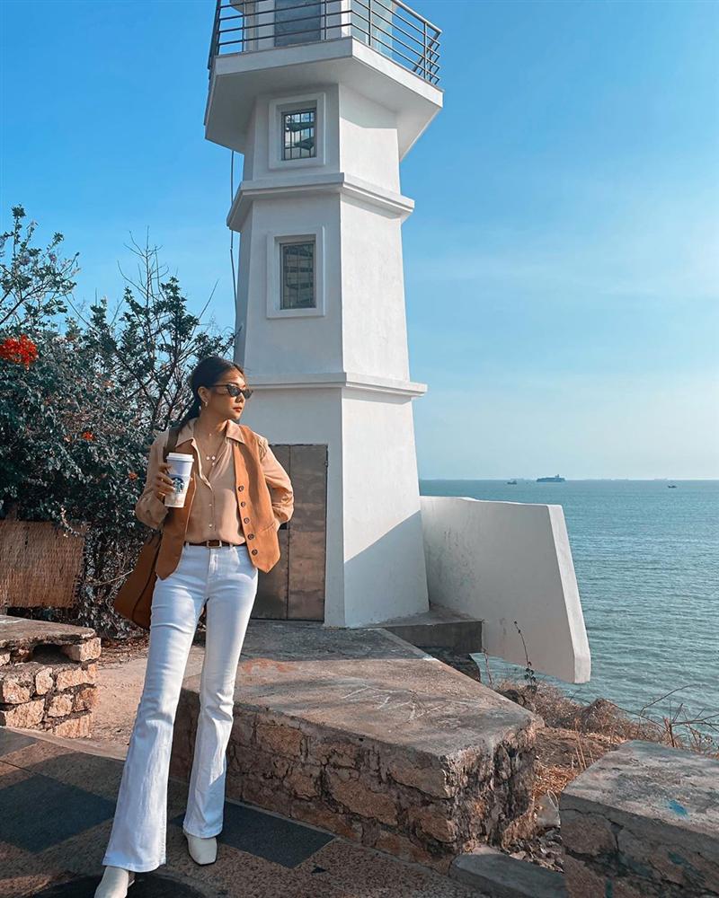 Thanh Hằng chân đã dài còn khéo ăn vận hack dáng, chị em cũng nhặt ra được khối chiêu lên đồ tôn dáng cao ráo mảnh mai đến sở làm-4