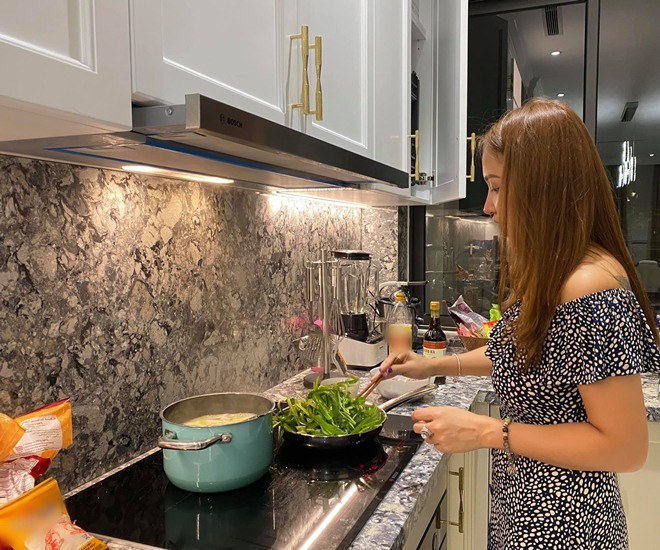 Gái một con Vân Hugo khoe tài nấu ăn, bảo sao bạn trai doanh nhân không mê cho được-10
