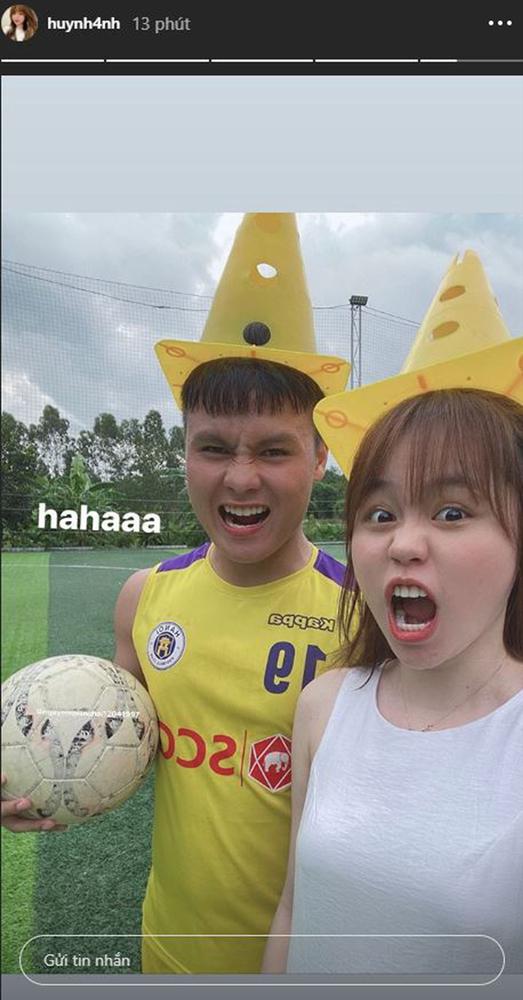 Huỳnh Anh thử sức làm PT giúp Quang Hải và cái kết bị kéo đi vài mét vì yếu đuối-2