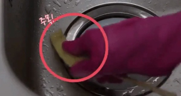 Lõi ngô là thứ vứt đi nhưng lại trở thành bảo bối trong phòng tắm nếu làm theo cách này-6