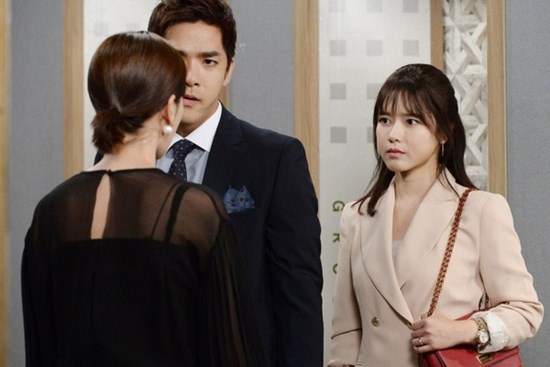 Tình cũ mang con trai đến tận nhà ăn vạ, vợ sốc tận óc nhưng vẫn phản đòn cao tay khiến ả kia