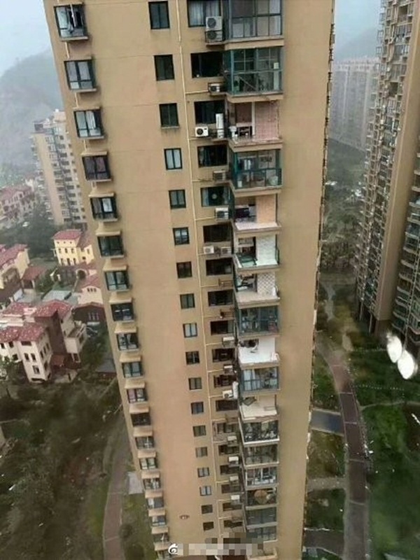 Bão Hagupit xé toạc ban công chung cư cao cấp ở TQ, cuốn bay người từ tầng 11 rơi xuống tử vong-1