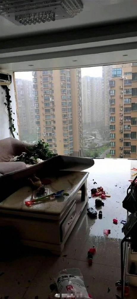 Bão Hagupit xé toạc ban công chung cư cao cấp ở TQ, cuốn bay người từ tầng 11 rơi xuống tử vong-2