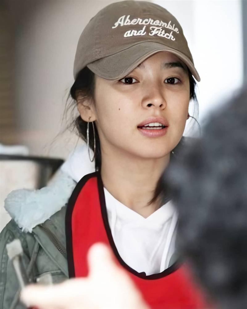 Nhan sắc của Song Hye Kyo xuất chúng đến nỗi cân đẹp mọi kiểu mũ dù sến hay lỗi thời tới đâu-10