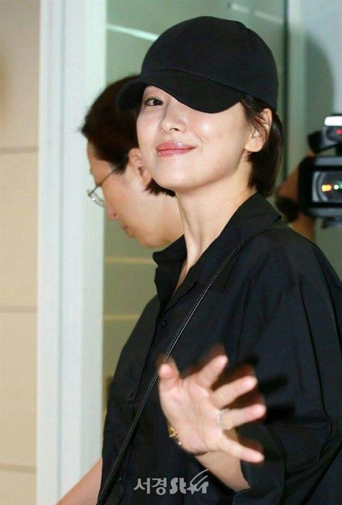 Nhan sắc của Song Hye Kyo xuất chúng đến nỗi cân đẹp mọi kiểu mũ dù sến hay lỗi thời tới đâu-9