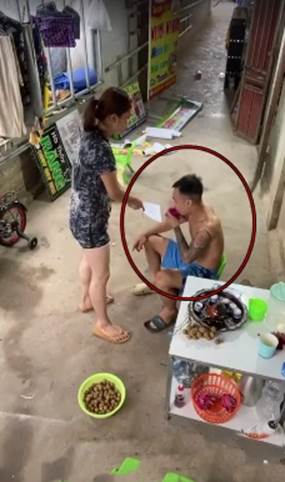 Giấu vợ đi karaoke mang về hóa đơn khủng, người chồng bị vợ đuổi đánh thảm thương-1