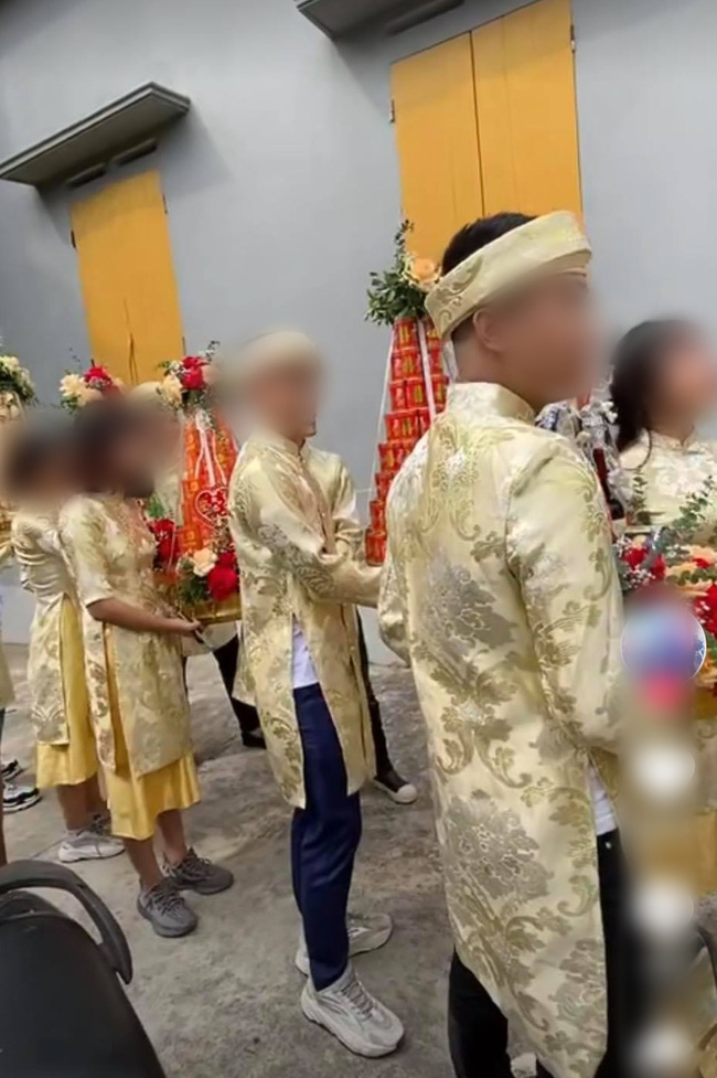 Đám hỏi đang trang trọng thì nhìn vào dàn bê tráp khiến nhiều người phải thốt lên: Khổ thân cho cô dâu chú rể nhiều quá”-2