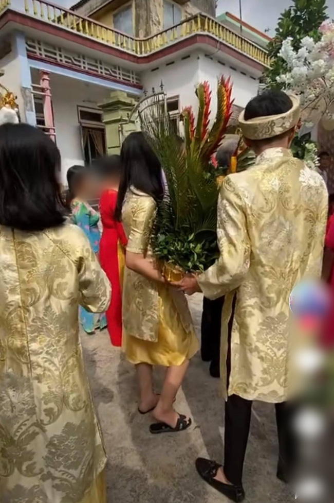 Đám hỏi đang trang trọng thì nhìn vào dàn bê tráp khiến nhiều người phải thốt lên: Khổ thân cho cô dâu chú rể nhiều quá”-3