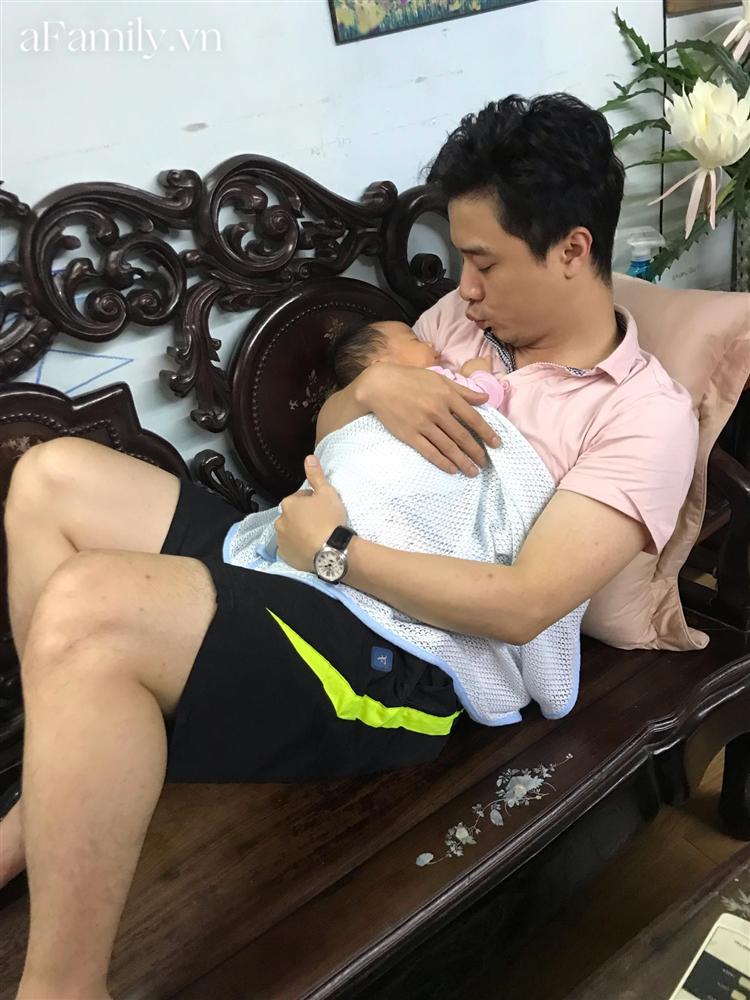 Hài hước bức ảnh trước và sau khi có con của bố bỉm sữa gây sốt MXH: Hóa ra các bố chăm con cũng xuống sắc thế này!-4