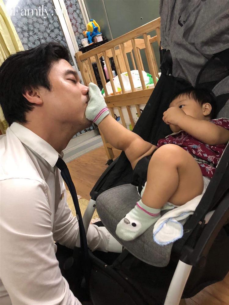 Hài hước bức ảnh trước và sau khi có con của bố bỉm sữa gây sốt MXH: Hóa ra các bố chăm con cũng xuống sắc thế này!-6