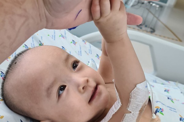 ẢNH: Khoảnh khắc siêu đáng yêu của 2 chị em Trúc Nhi - Diệu Nhi, hết cười tít mắt lại chống cằm suy tư-4