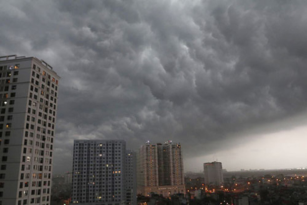 Xuất hiện vùng áp thấp mới trên Biển Đông, Hà Nội cảnh báo mưa lớn, có lốc, sét trong những giờ tới-1