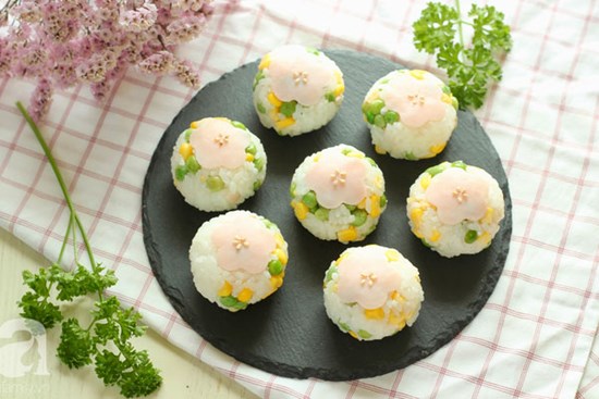 Đảm bảo cả công ty trầm trồ khi thấy bạn mang cơm nắm đẹp cỡ này đi làm để ăn trưa