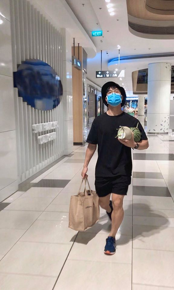 Công Phượng được vợ sắp cưới Viên Minh chăm sóc tận răng khi bị bệnh nhưng cũng có lúc bị bắt đi chợ tay xách nách mang nhìn đến là thương-2