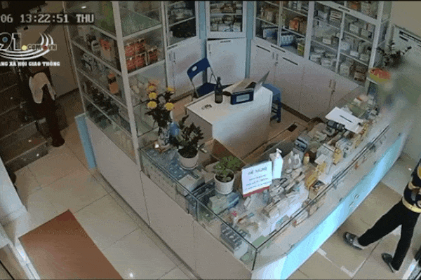 CLIP: Tài xế xe ôm có hành động táo tợn trong cửa hàng thuốc vắng người