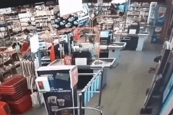 Ôtô mất lái đâm vỡ cửa kính, lao vào trong siêu thị