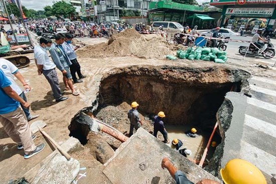 Cận cảnh hố “tử thần” khổng lồ ngay ngã tư ở Sài Gòn, nguyên nhân do cống tôn bị vỡ gây sụt đường