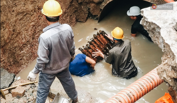 Cận cảnh hố tử thần” khổng lồ ngay ngã tư ở Sài Gòn, nguyên nhân do cống tôn bị vỡ gây sụt đường-12