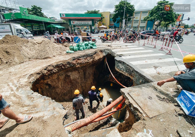 Cận cảnh hố tử thần” khổng lồ ngay ngã tư ở Sài Gòn, nguyên nhân do cống tôn bị vỡ gây sụt đường-5